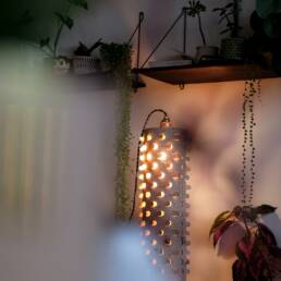 Leuchte aus Birkenrinde im Ökohaus