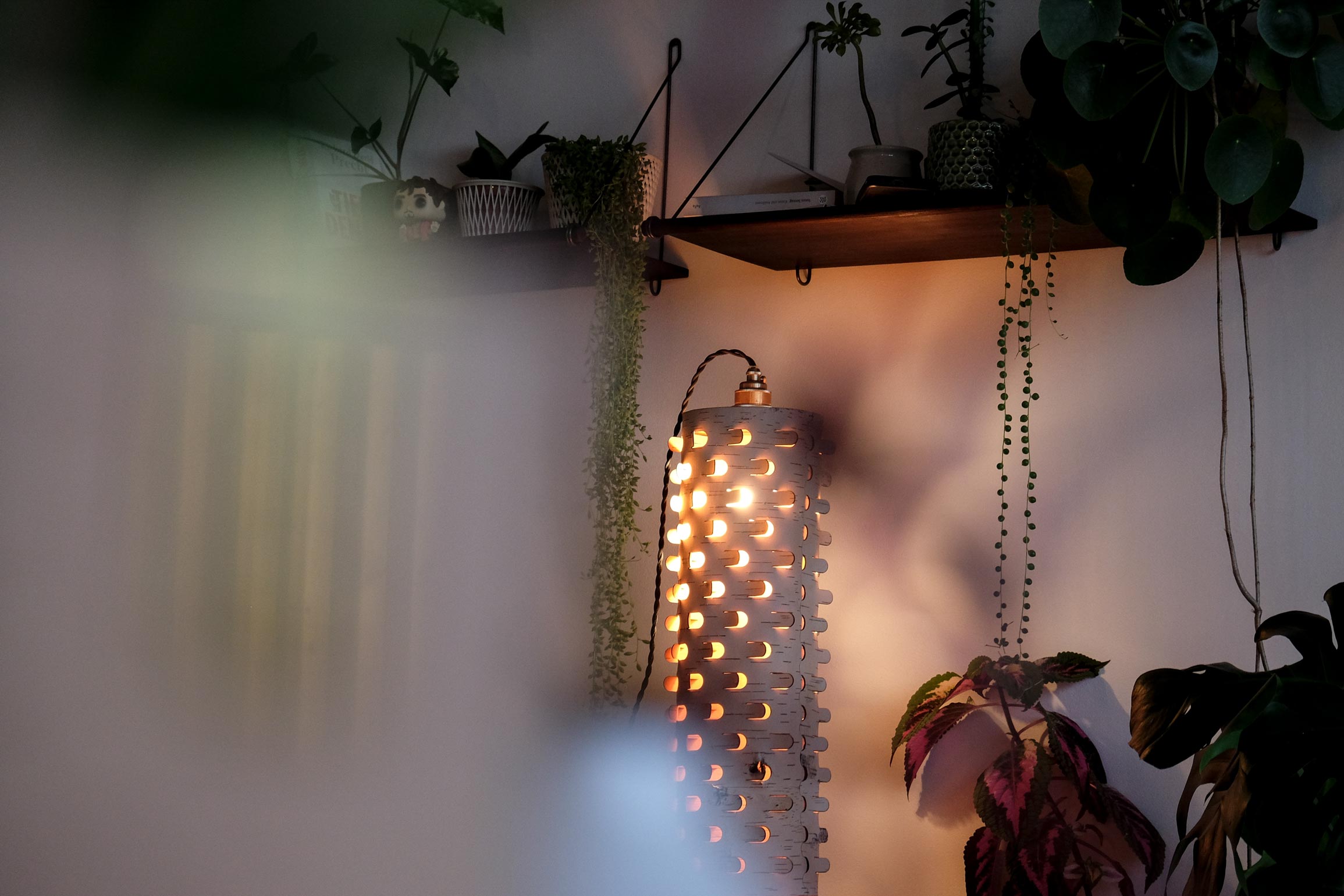 Leuchte aus Birkenrinde im Ökohaus